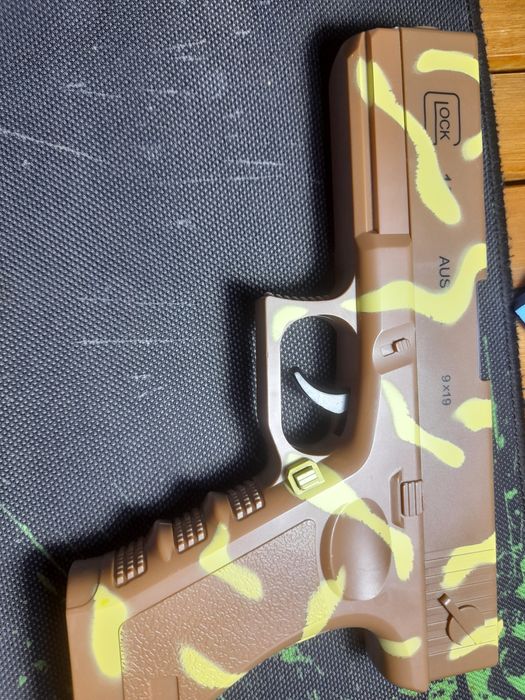 Пистолет игрушка Glock,стреляющий с гильзами