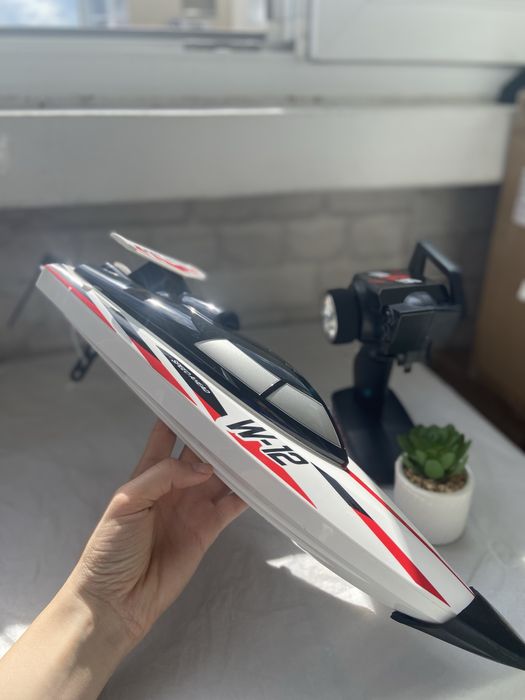 RC лодка – мощна, 35 км/ч, бърза и водоустойчива за забавление