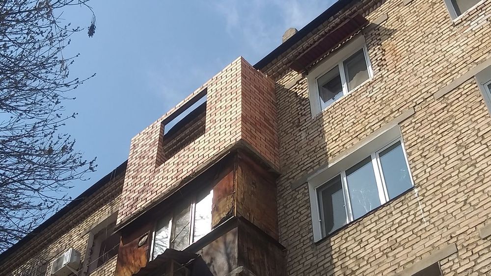 Кладка кирпича балконов , Решётка, козырёк