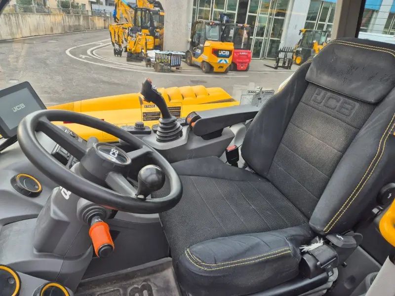 Телескопичен товарач JCB 560-80 Industry DTVT