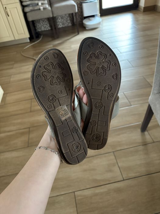 Vand papuci gri