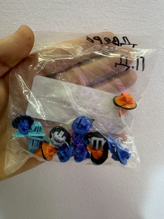 Пистоны прадо 120 клипсы на накладки дверей крыльев зеркала бампер