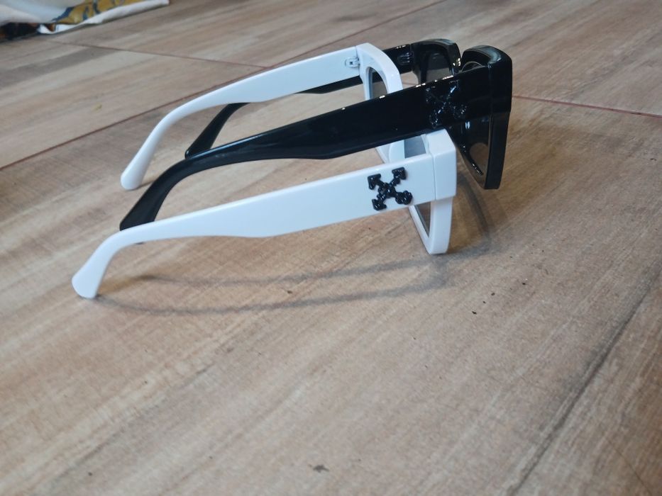 Ochelari Off White pe alb și pe negru
