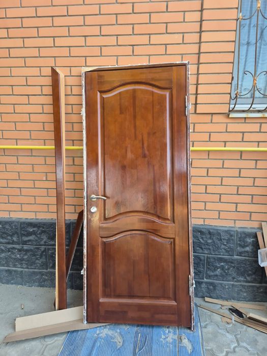 СРОЧНО. Продаю межкомнатные  двери, массив