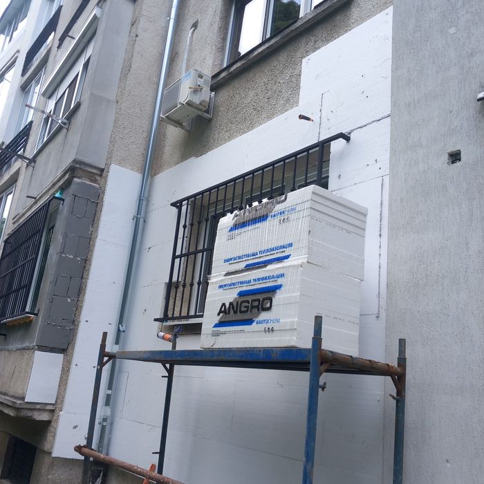 Топлоизолация от алпинисти скеле ремонт на фуги и фасади алпинист