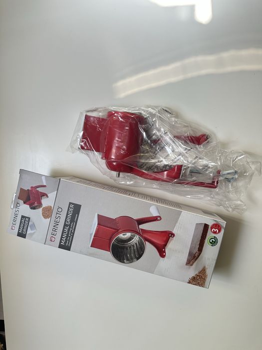 НОВА Ръчна мелачка Ernesto