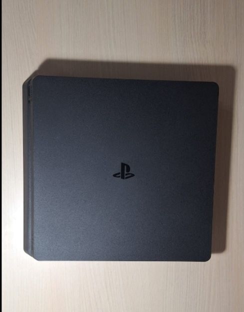PS4 Slim 1TB - Pachet Complet: 2 Manete + 4 Jocuri