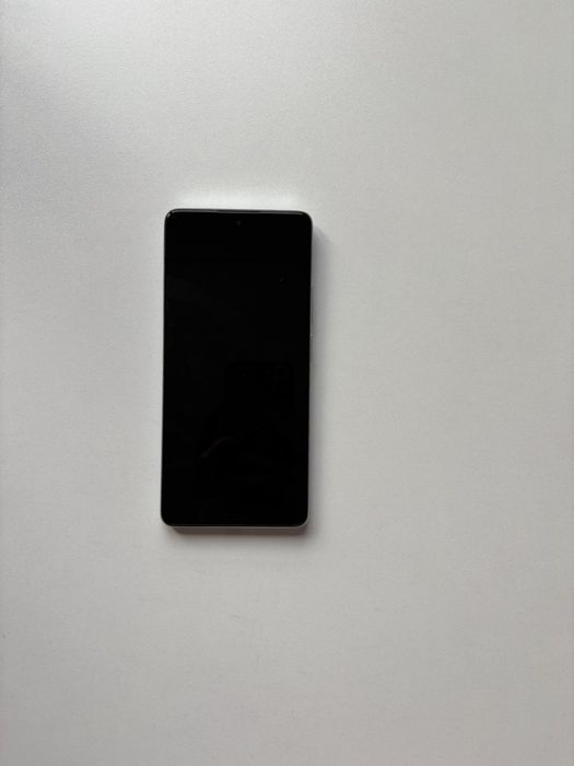 Xiaomi 11T телефона е без следи от употреба