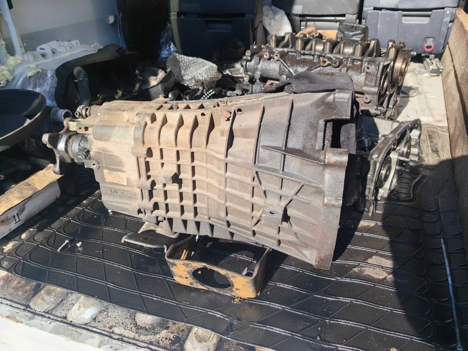 Форд Транзит 2004г 2,4л 5скоростна кутия и седалки и теглич