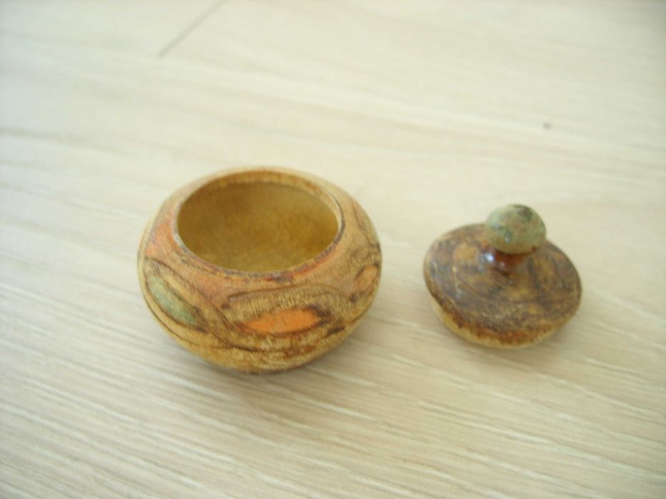 Порцеланови и дървени солници хаванче