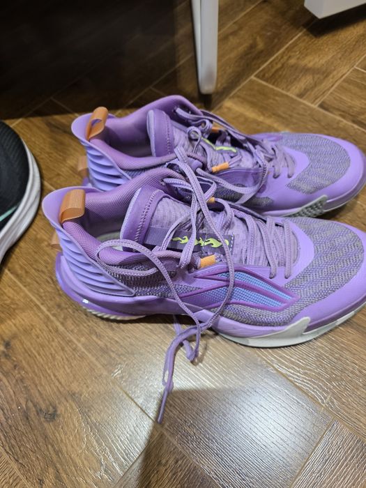 Срочно продам кроссовки.  Каждая пара по 100 000 сум