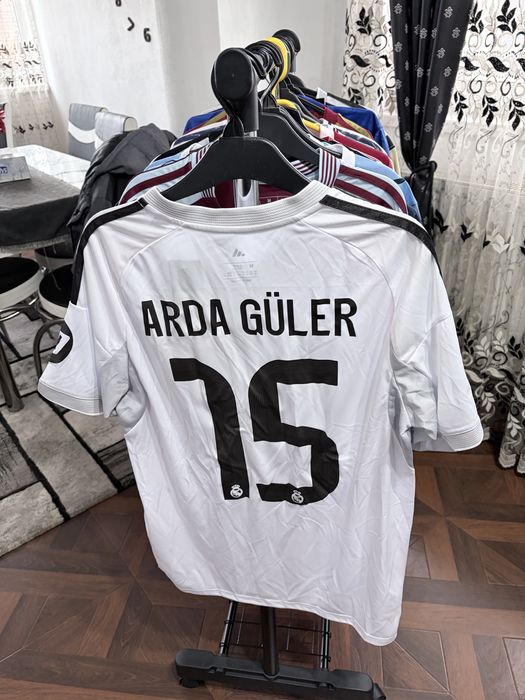 Tricouri Real Madrid cu jucatori marimea M