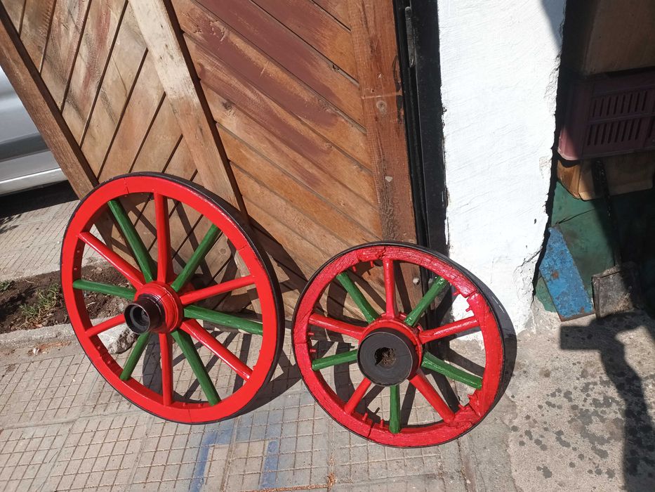 Продавам  два броя колела за дървена каруца