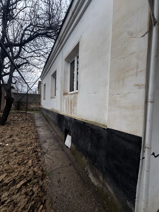 Очень хороший добротный дом кирпичный!