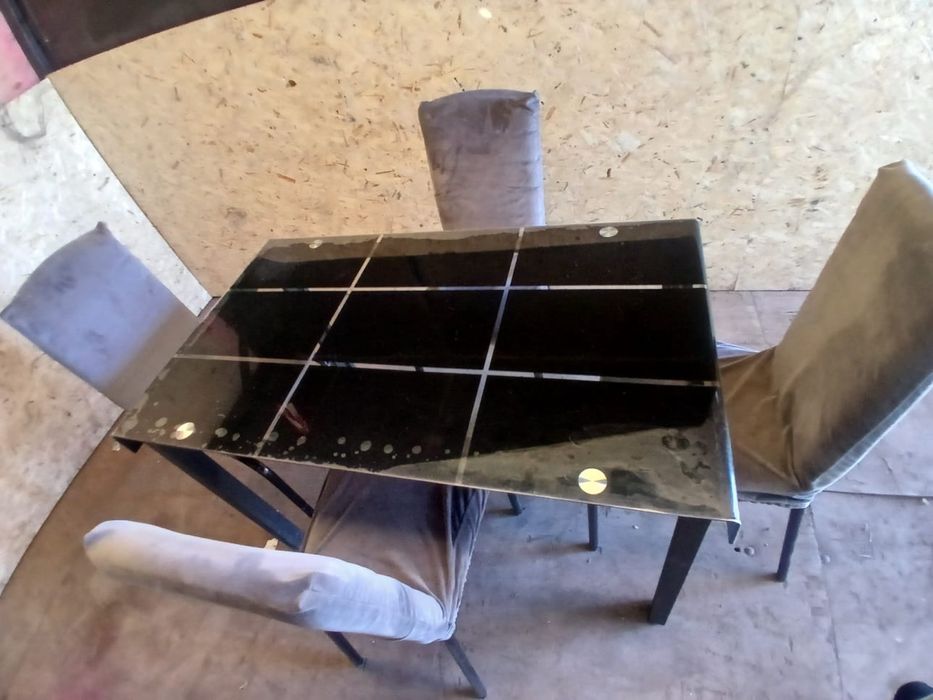 Продам стол с 4 стульями