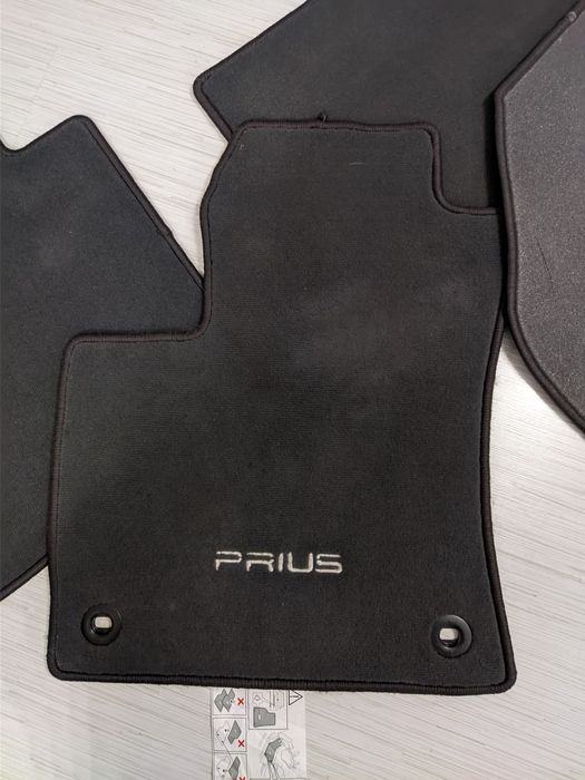 Комплект оригинални стелки за тойота приус(2016-2022) нови