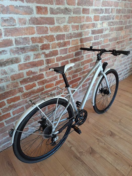 Bicicleta unisex Lapierre Sitandgo 200 (FR), cadru aluminiu - M, roti 28 inch – Shimano Alivio – dinam în butuc – stare excelentă