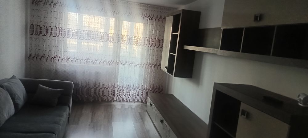 Închiriez apartament 4 camere.