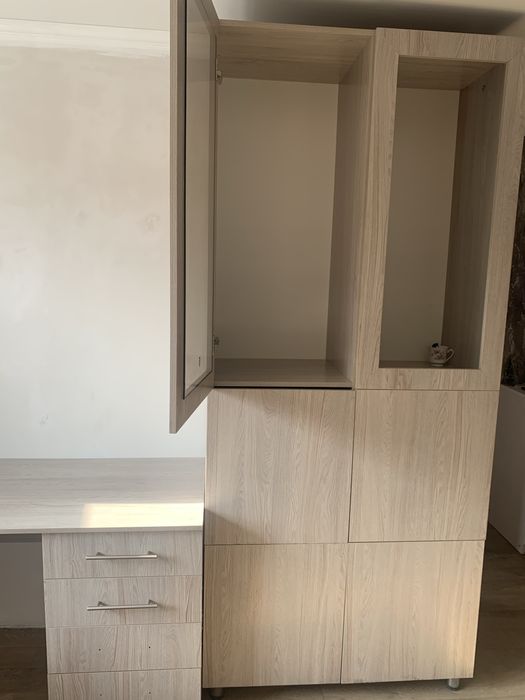 Письменный стол и шкаф.