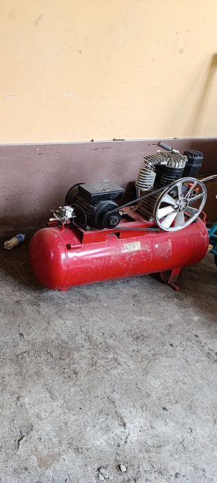 Kompressor sotiladi