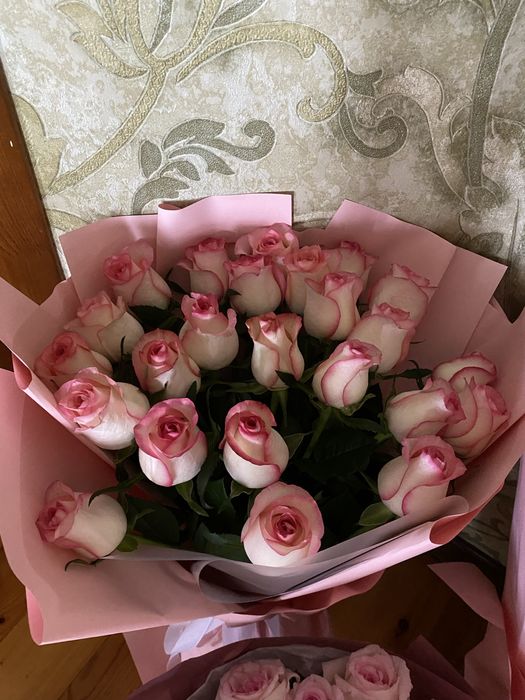 Белые ,красные,розовые цветы