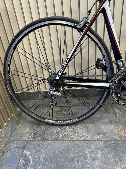 Fane Amanet: Bicicletă de șosea Trek Madone 4.7 din carbon