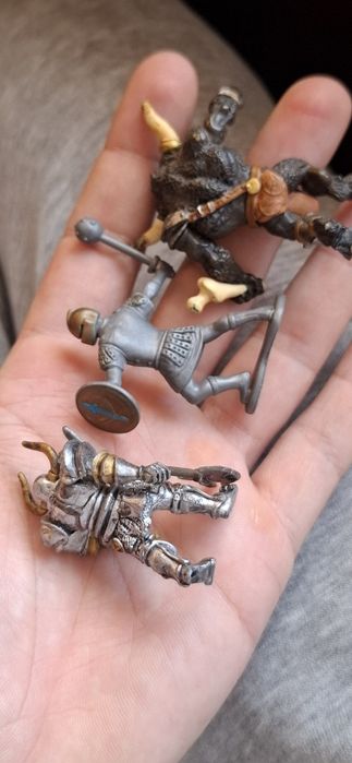 3 мини фигурки - минотавър и рицаи