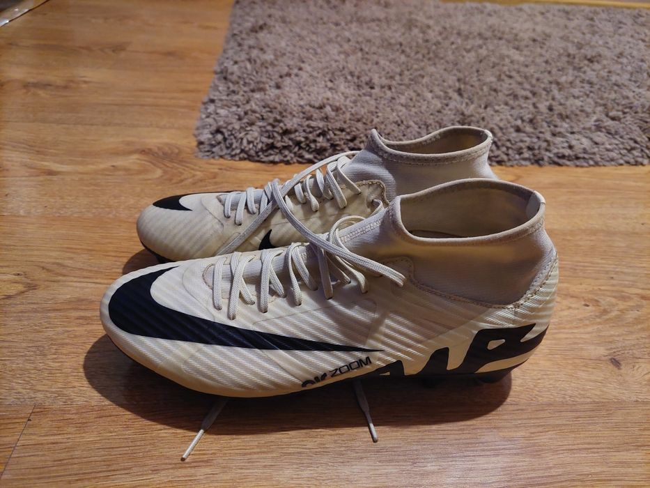 Vând ghete de fotbal pentru iarba cu filet marimea 43.