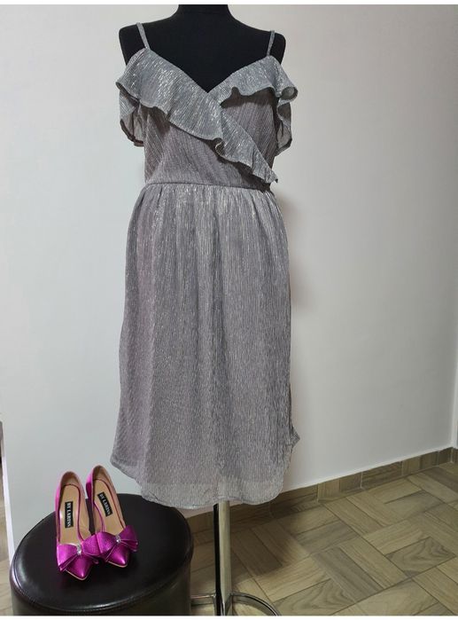 Rochie argintie cu volane in zona bustului, material natural