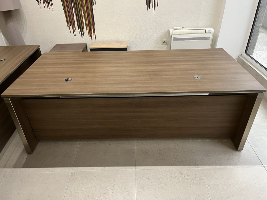 Луксозно Мениджърско Бюро / Офис Бюро с Кабелен Мениджмънт (Масивно)