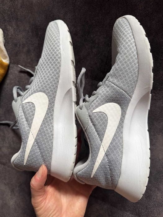 Дамски Маратонки Nike Tanjun сиви 40 номер