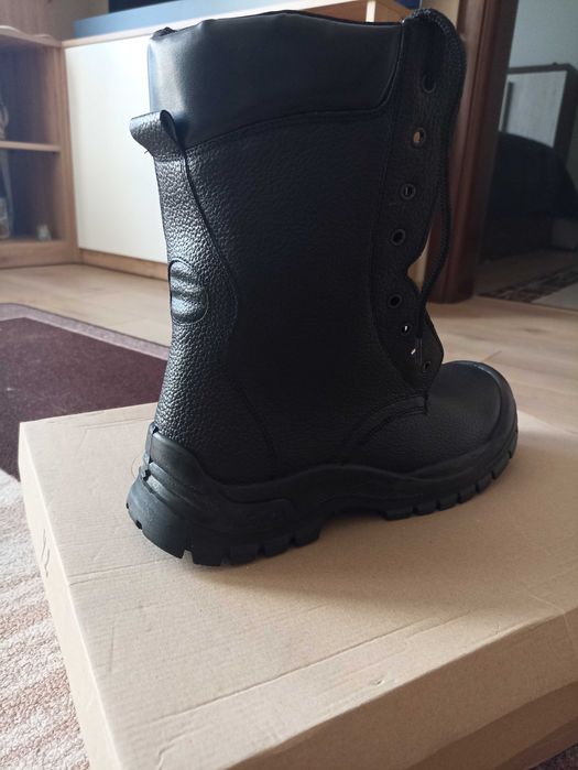 Работни обувки без метално бомбе