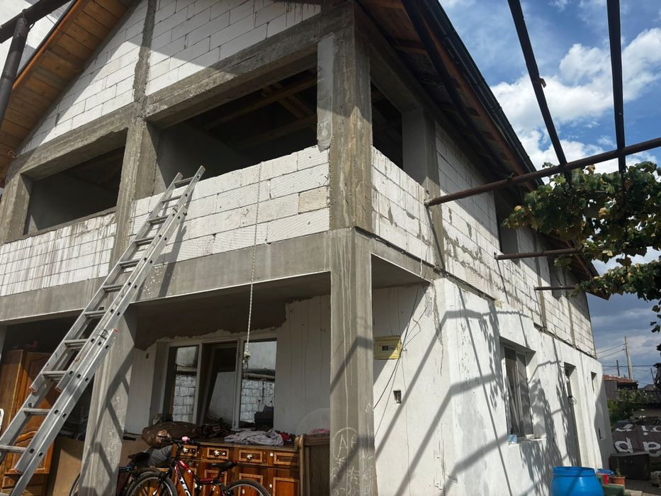 Execut lucrări de amenajări interioare și exterioare complete