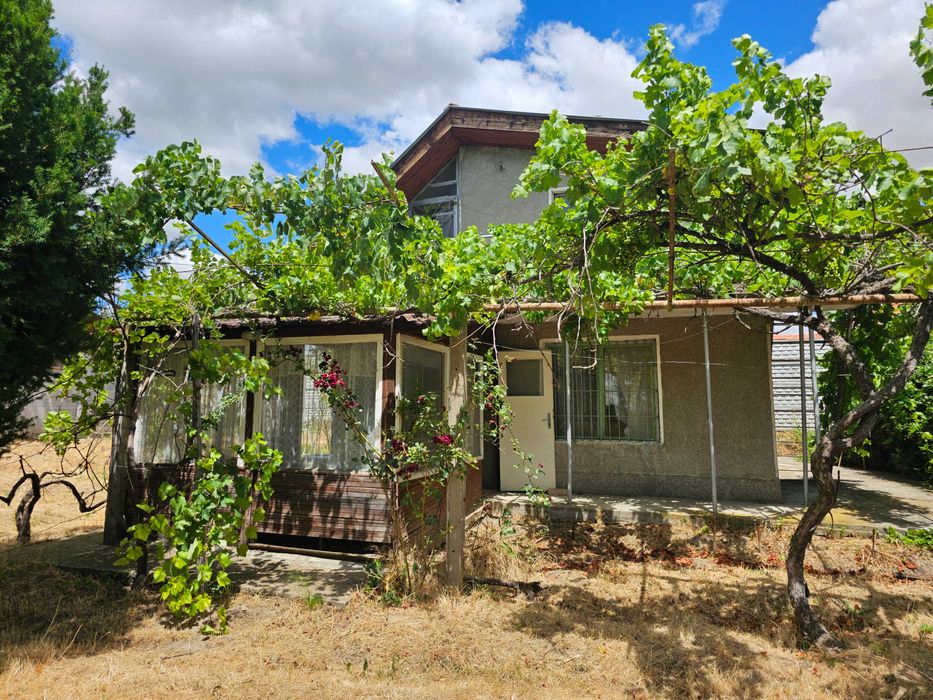 361-Продава се двуетажна масивна вила в местността "Обзор"