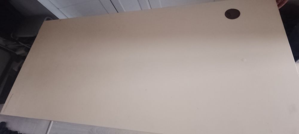 Стол компьютерный, кухонный, письменный. Торг уместен.