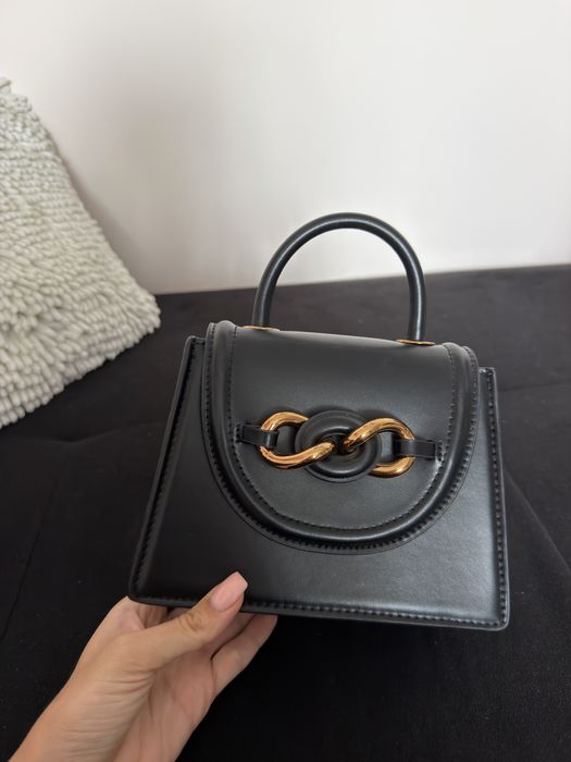Черна чанта на Zara