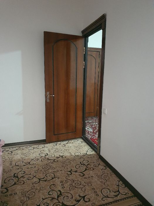 Участка сотилади, холати яхши, кирпичный дом, плита потолок.