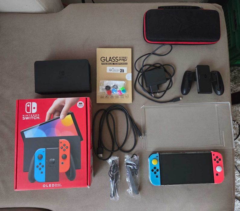 Nintendo Switch OLED 64 GB с допълнителни аксесоари и памет