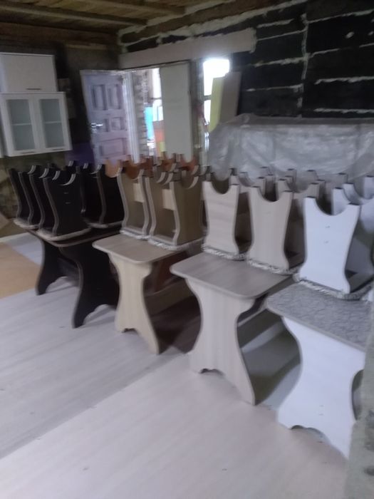 Стол +4 табуретки.