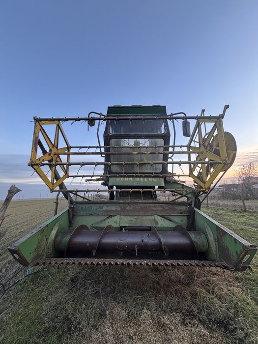 Vând combină John Deere 330