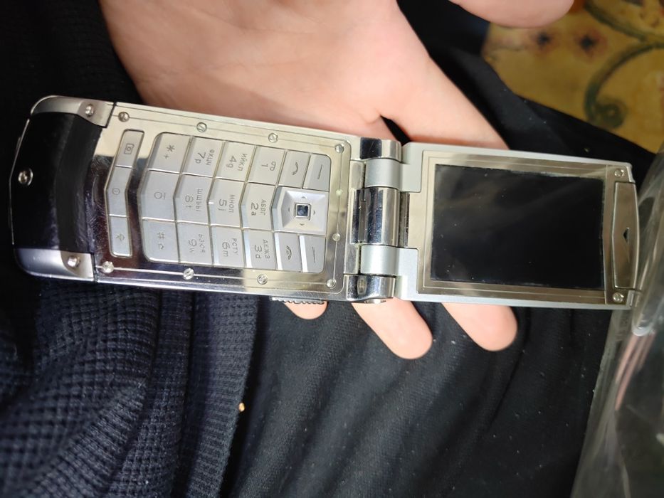 люксовый кнопочный телефон-раскладушка Vertu Constellation Ayxta.