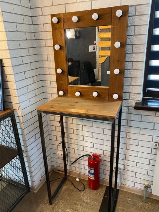 Лофт столик для визажиста