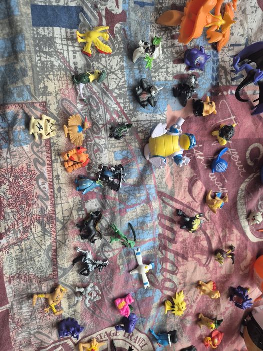 Покемон играчки и карти