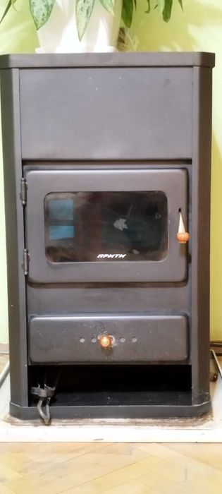 Печка на твърдо гориво с водна риза .