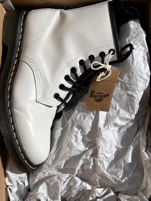 Боти от естествена кожа Dr. Martens