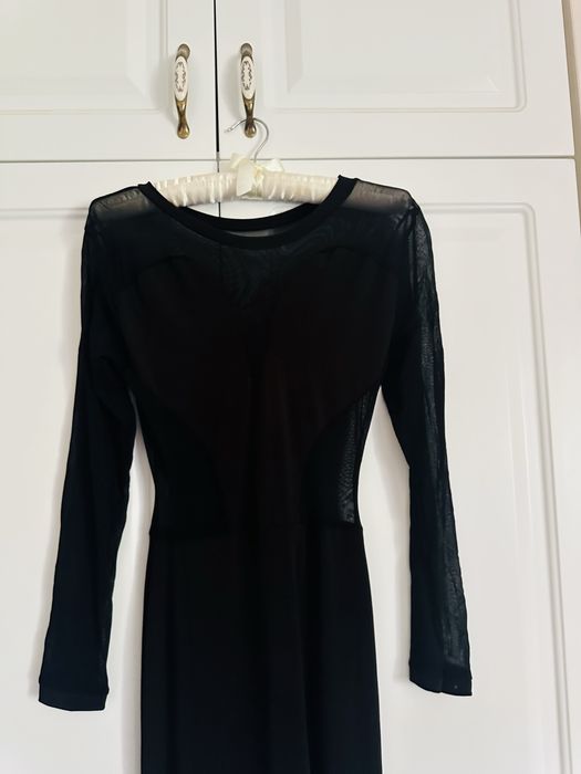 Rochie , neagra lunga , cu maneca lunga  , masura S , crapatura fina pe picior , eleganta