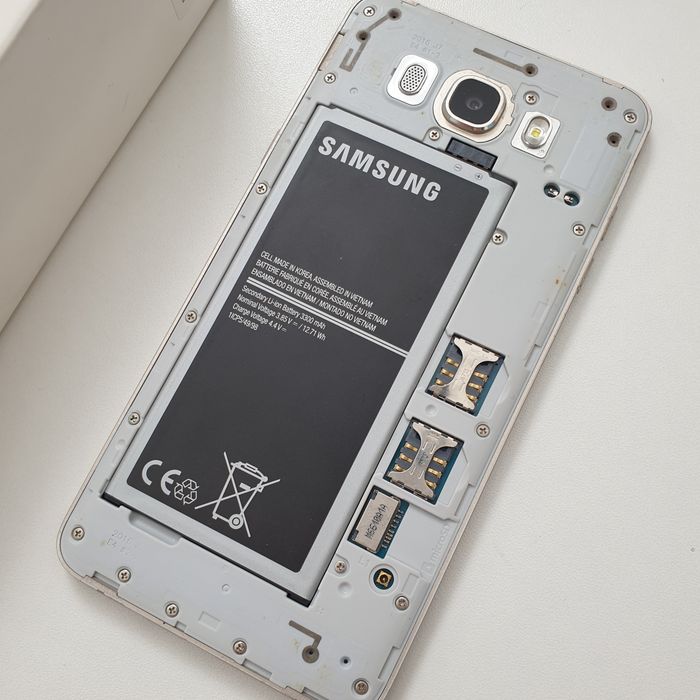 Сотовый телефон Samsung Galaxy J7
