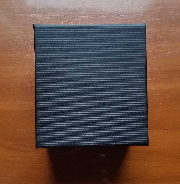 Оригинален кварцов часовник с кутия . НОВ !