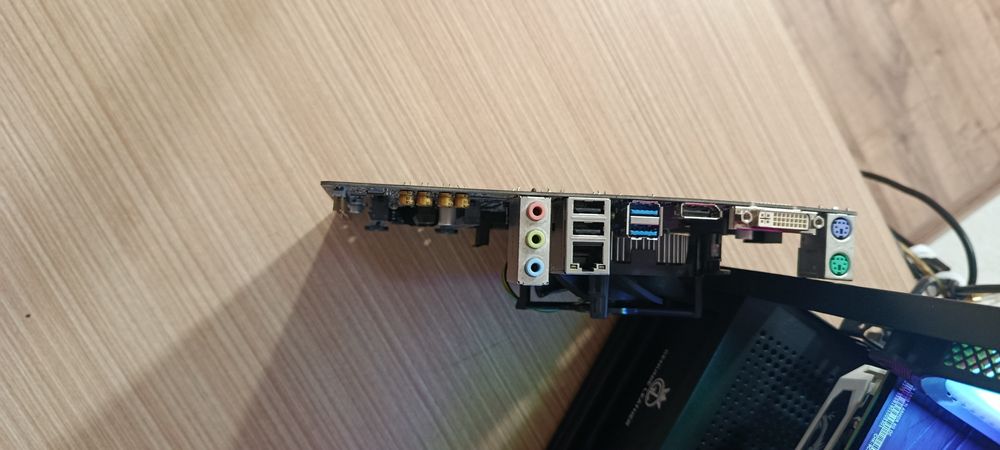 Комплект:Дънна платка,процесор и охладител!