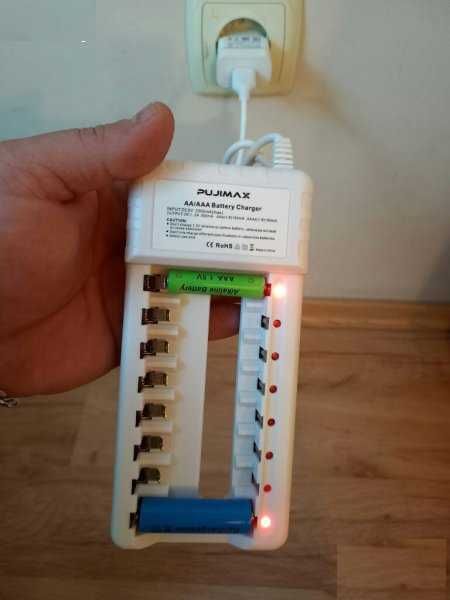 Зарядно за батерии АА и ААА, 8 портово, за 8 броя батерии,домашен уред